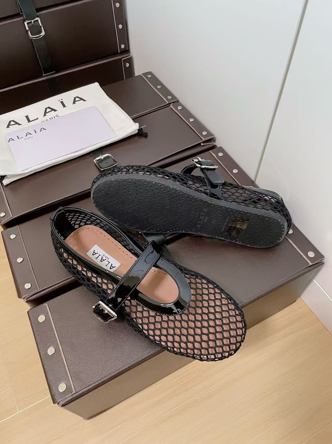 UA ALAÏA BALLET FLATS IN FISHNET