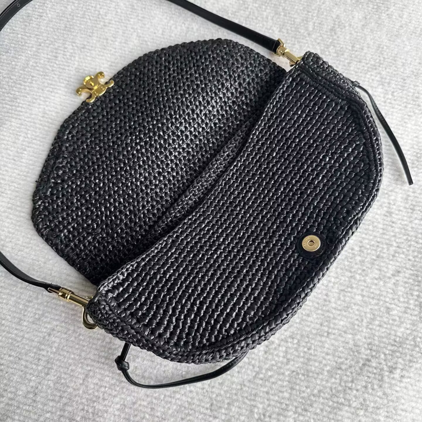 Ce**e little halfmoon soft triomphe in raffia 28.5x6x14cm