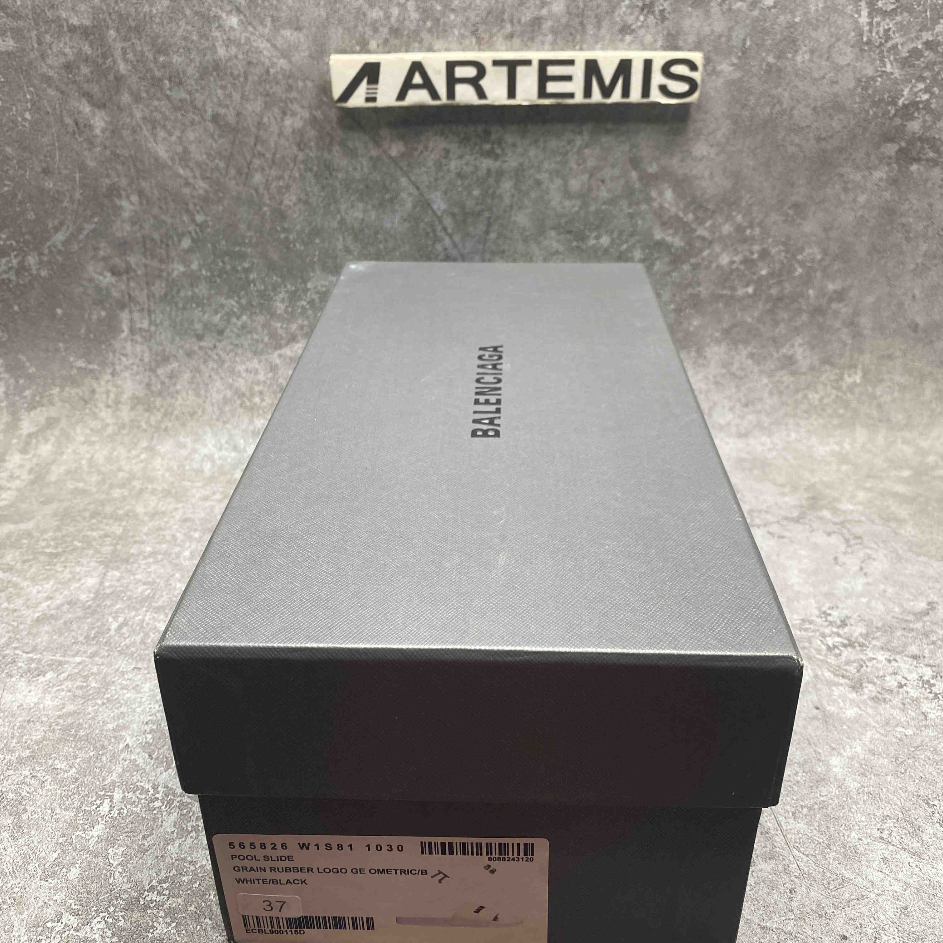 Ba*len*cia*ga pool slide white