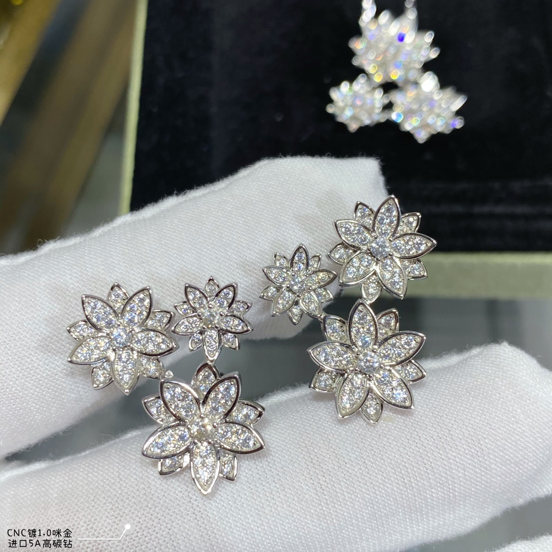 V*N CL*F & arpels lotus earrings