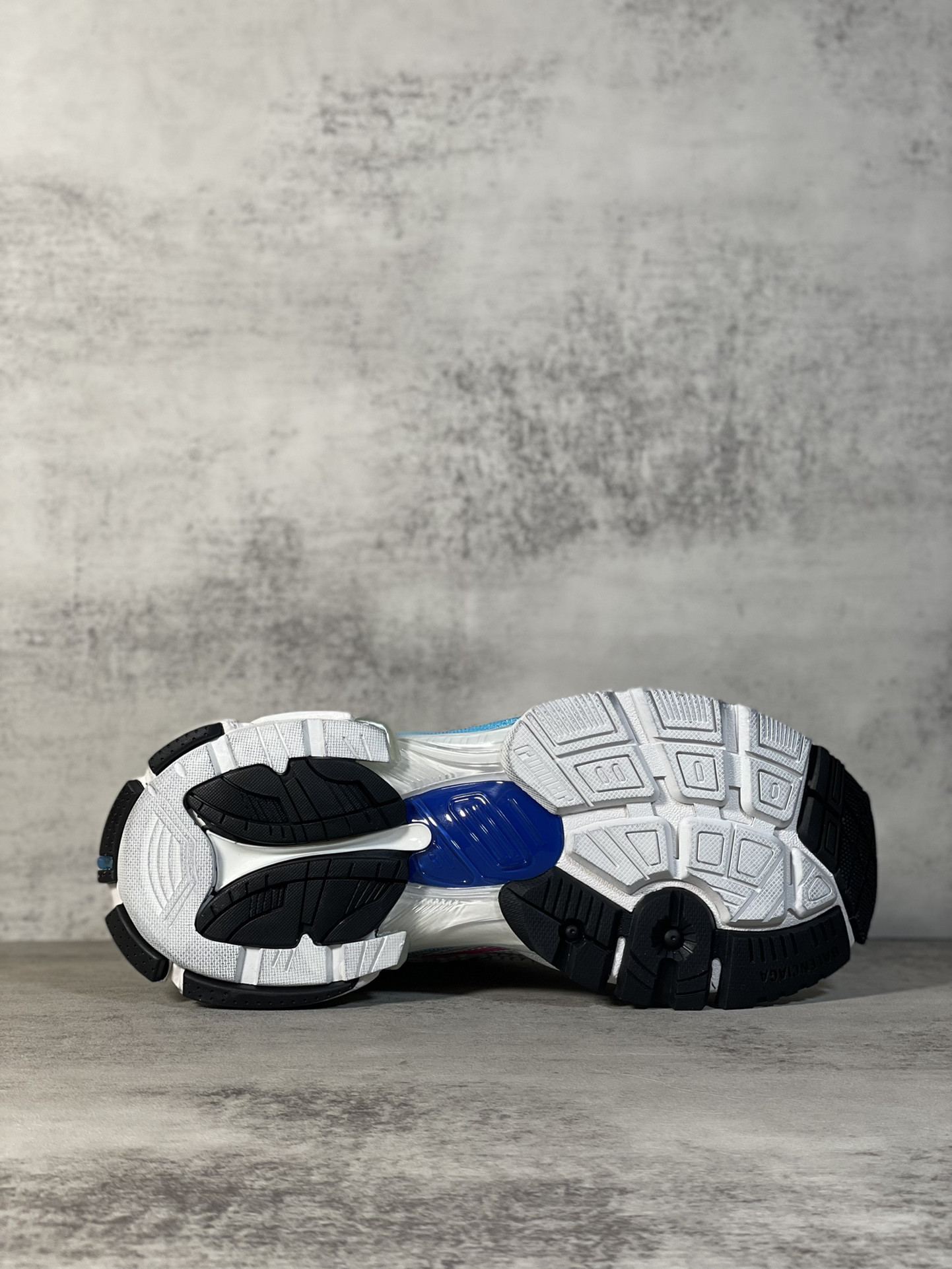 ua Ba*len*cia*ga runner sneaker white multicolor