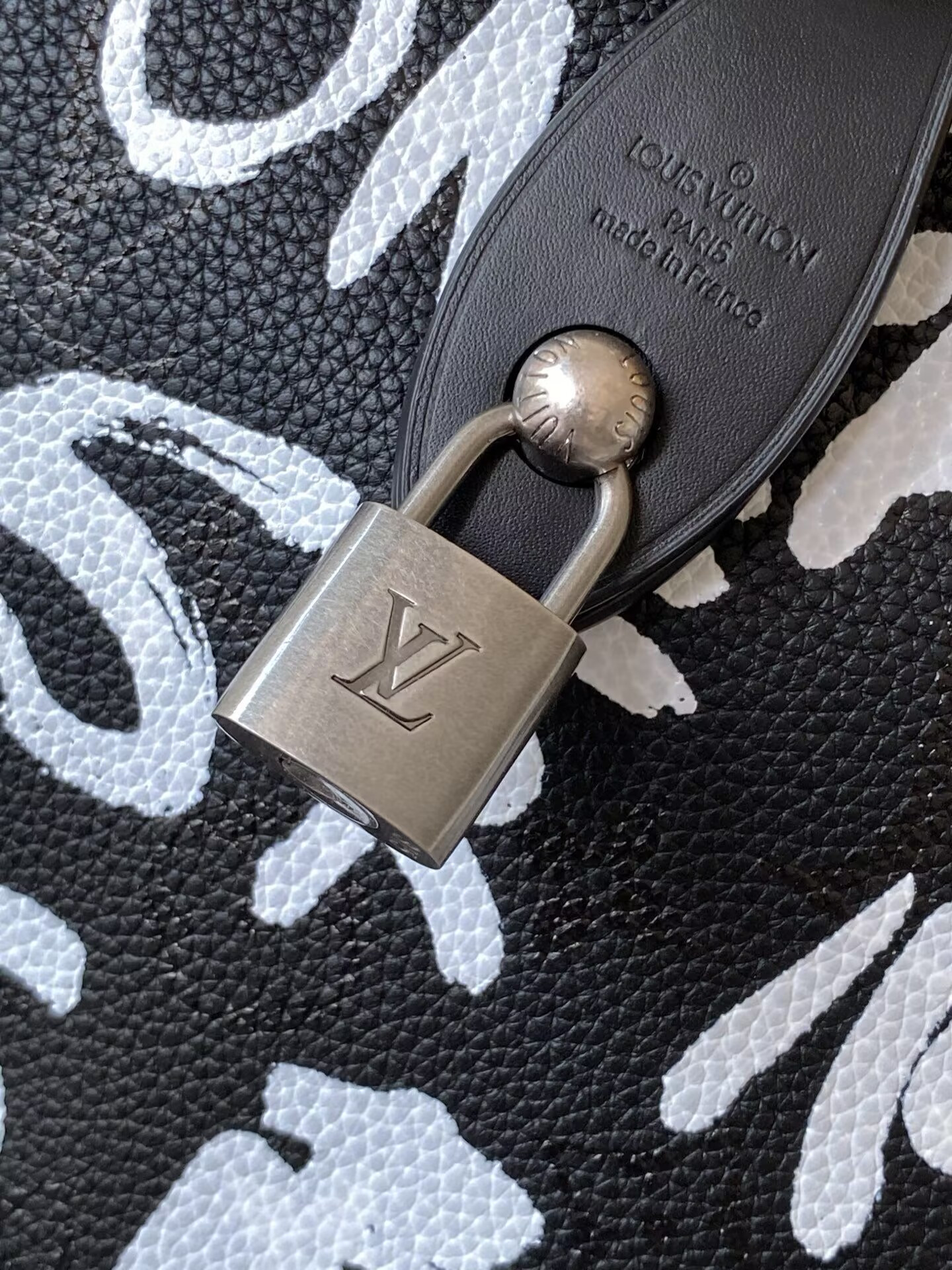 LV SPEEDY P9 BANDOULIÈRE 30 SCRIBBLE Handbag M26175 22.5x18x32cm