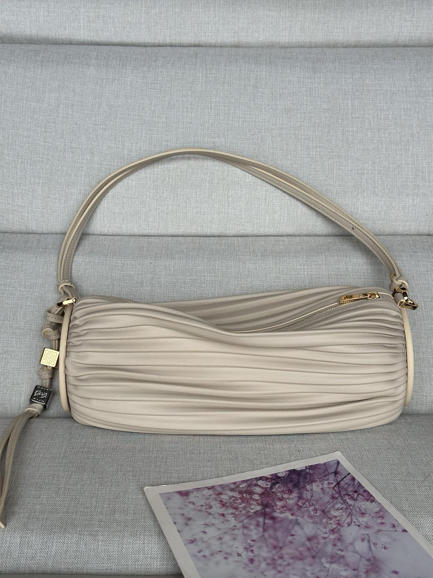L0ew* bracelet pouch in pleated nappa 25x10x10cm