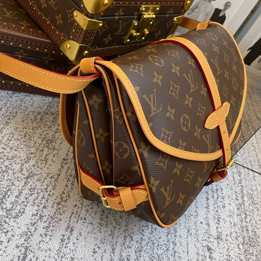 LV VINTAGE SAUMUR M40710