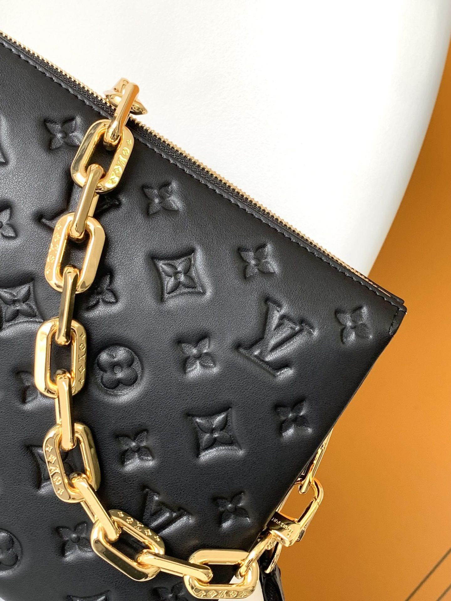 LV Coussin PM M21260 26x20x12cm