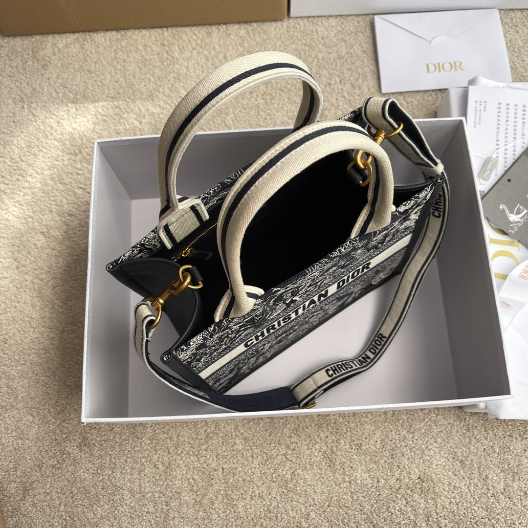 D*or  book tote  reverse  26.5×21×14cm