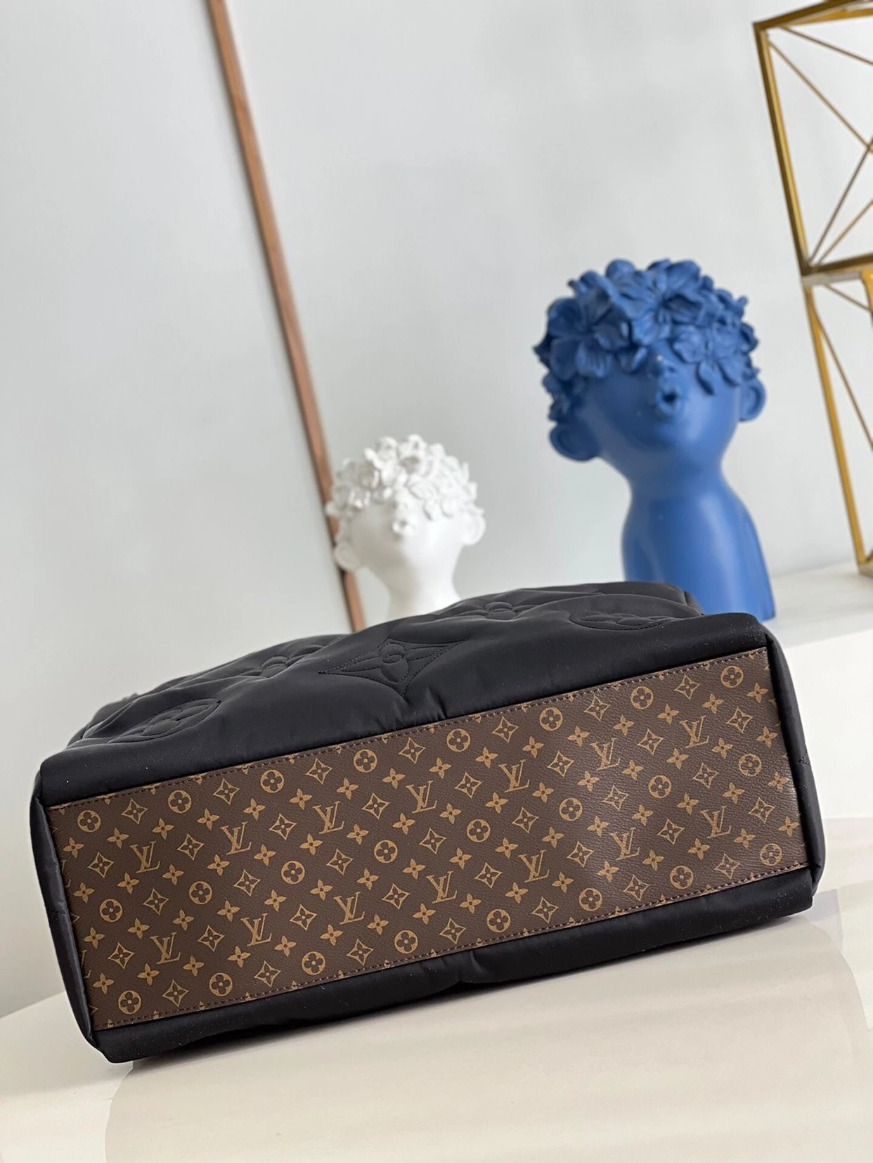 LV ONTHEGO GM M59005 16.1 x 13.4 x 7.5 inches