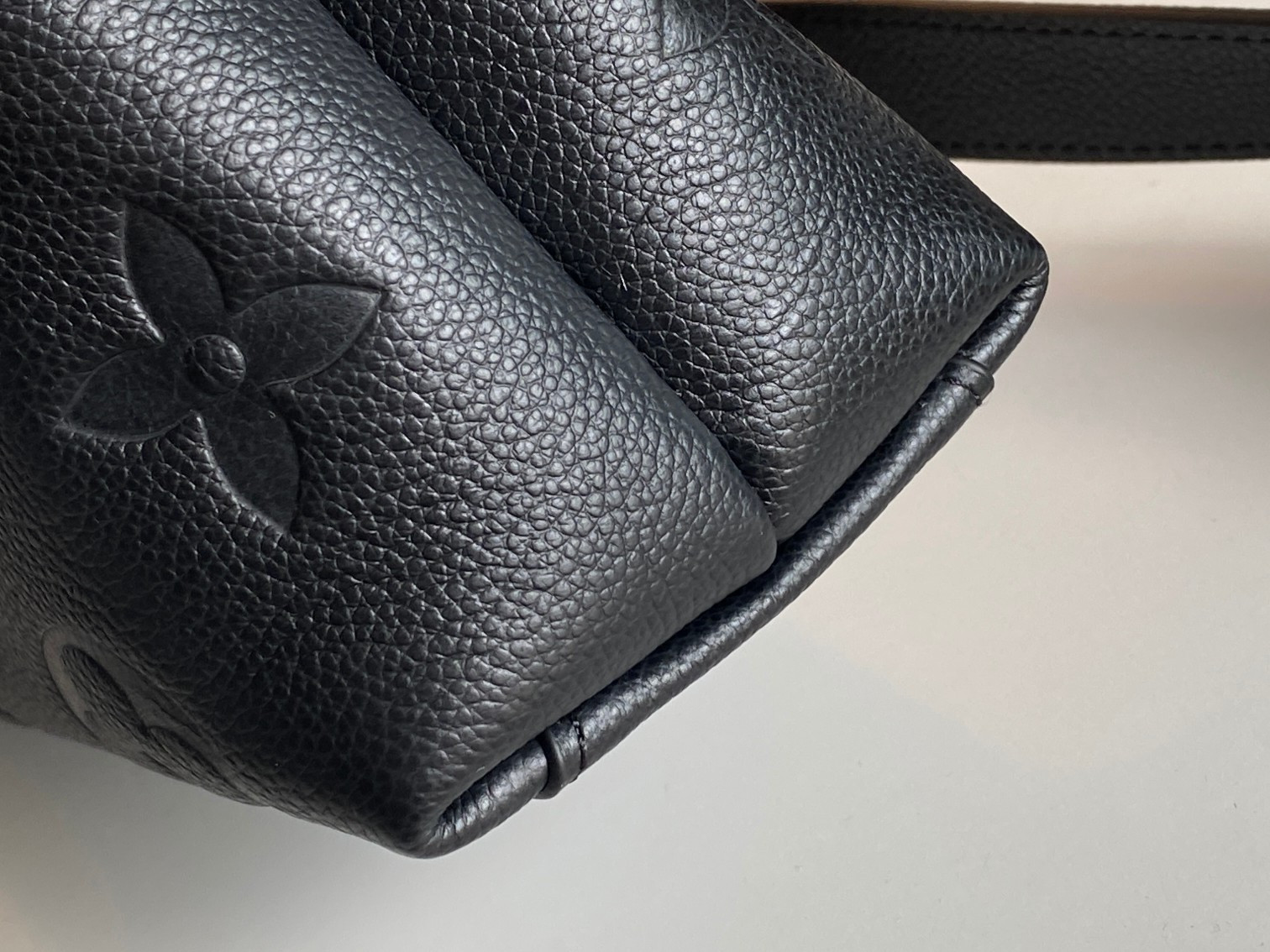 LV Madeleine BB M45978 24x17x8.5cm