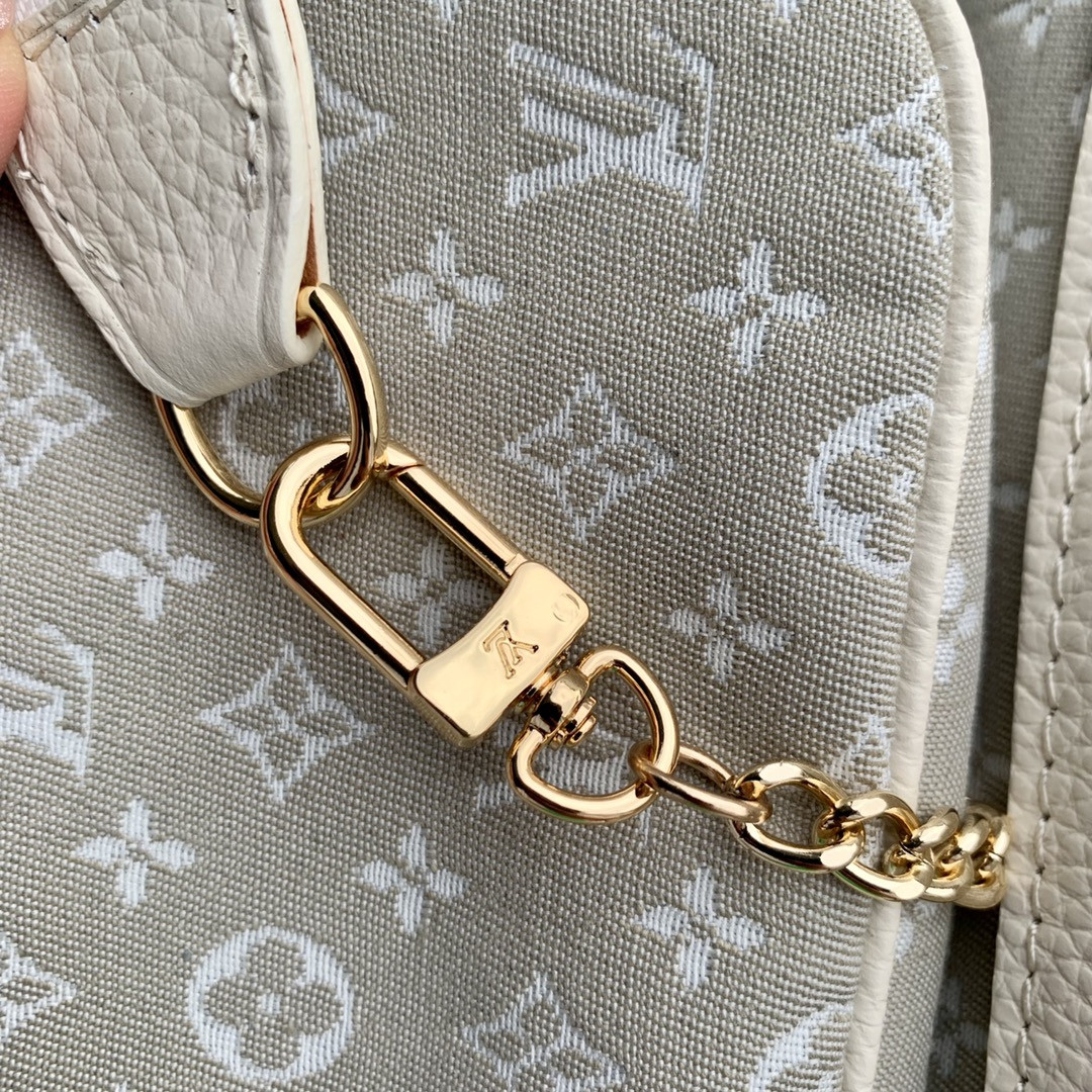 LV PETIT BUCKET white