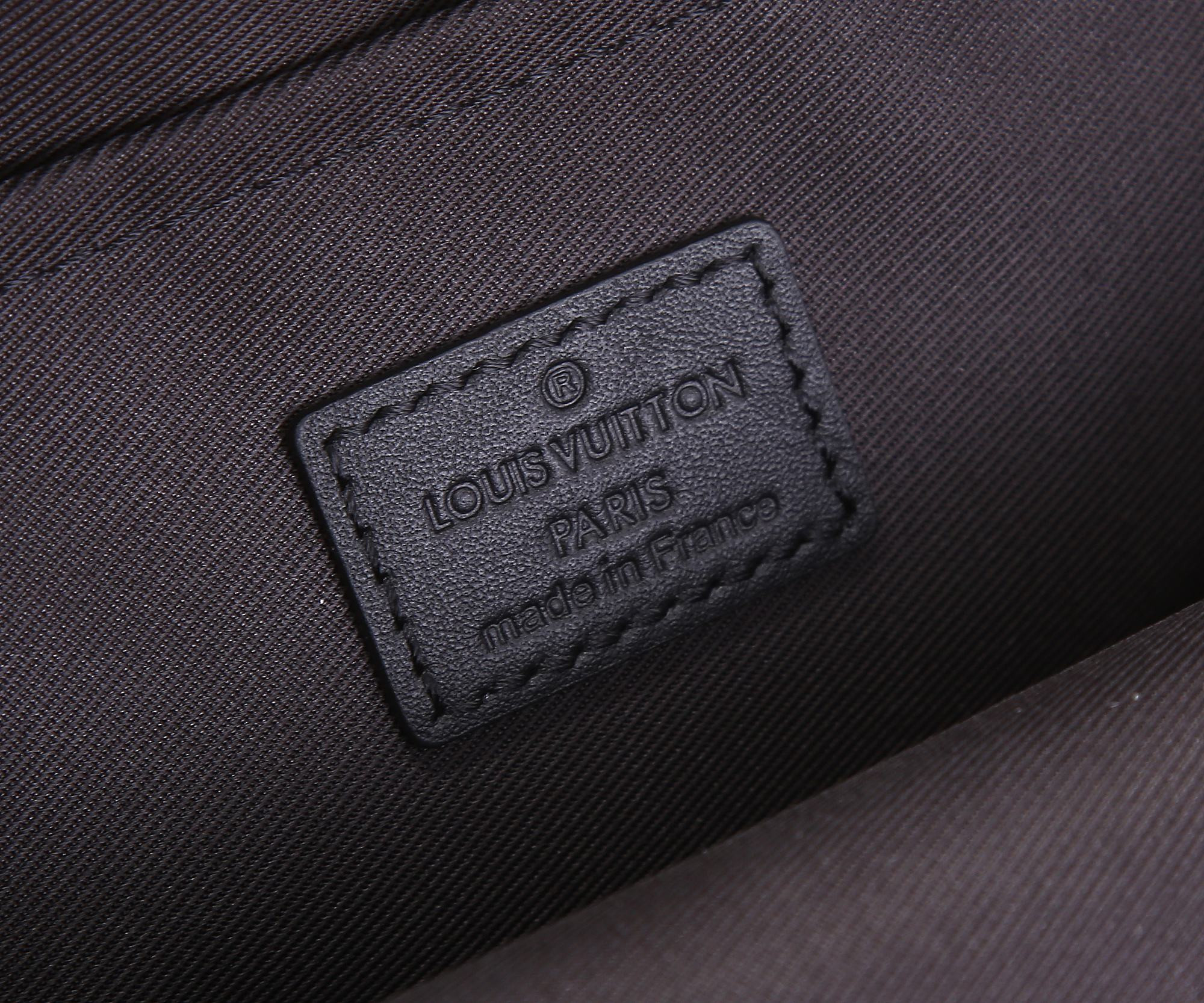 LV M23736 Pilot Slingbag 20 x 30 x 4 cm