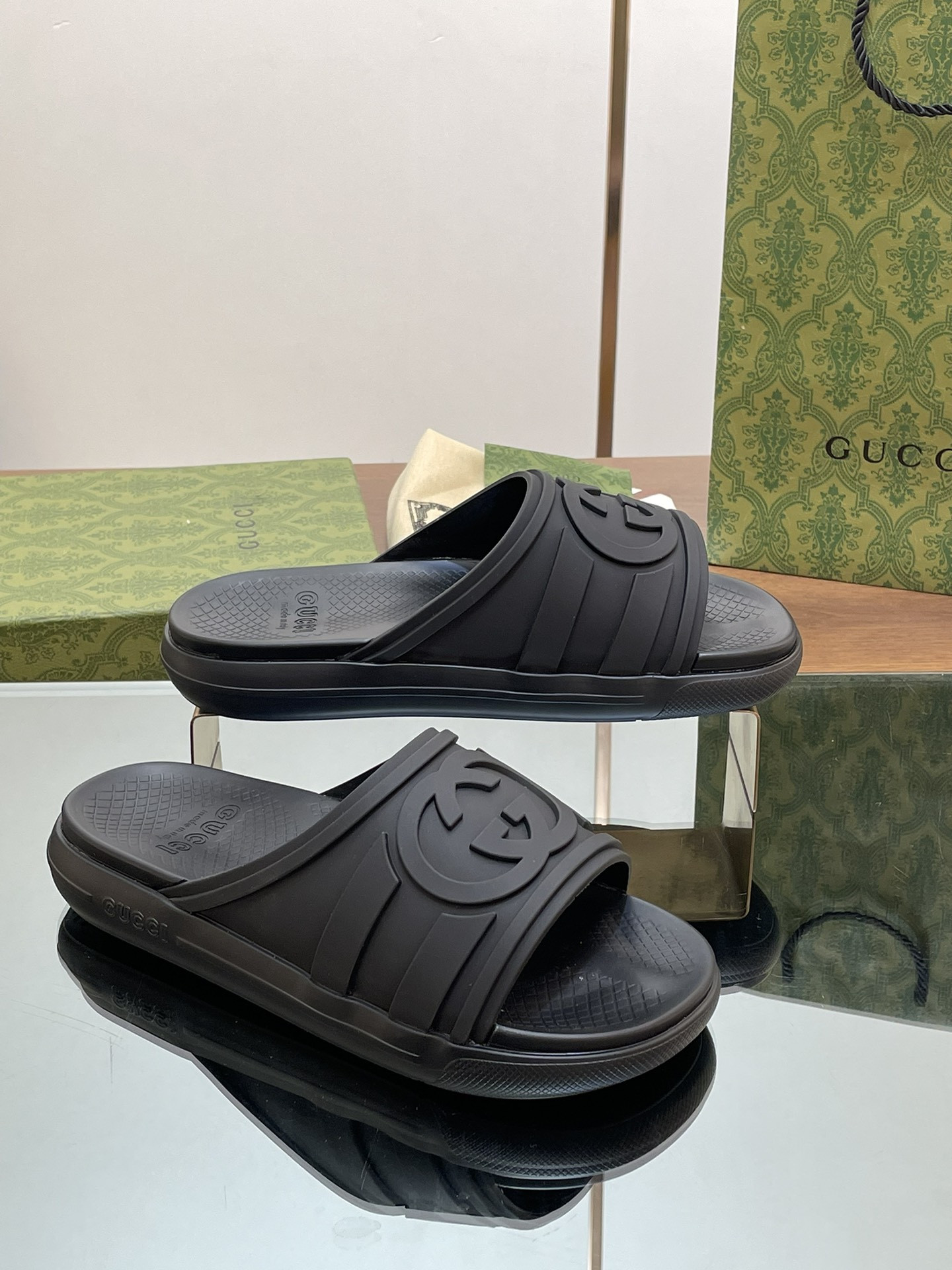 ua G*u*i interlocking g slide sandal