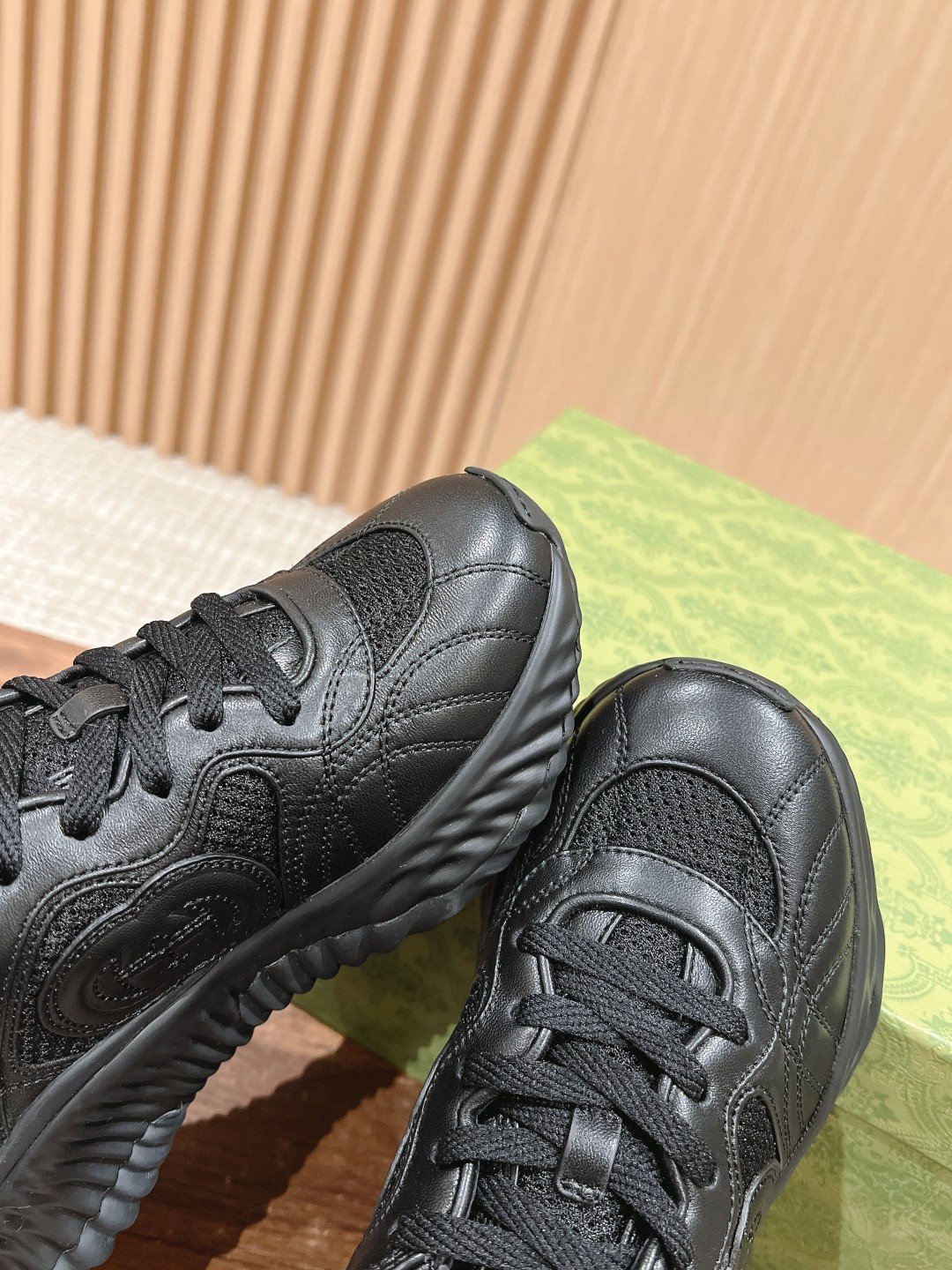 ua G*u*i ripple sneaker