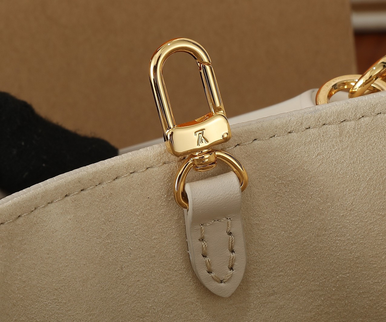 LV OnTheGo BB M47115  7.1 x 5.9 x 3.3 in