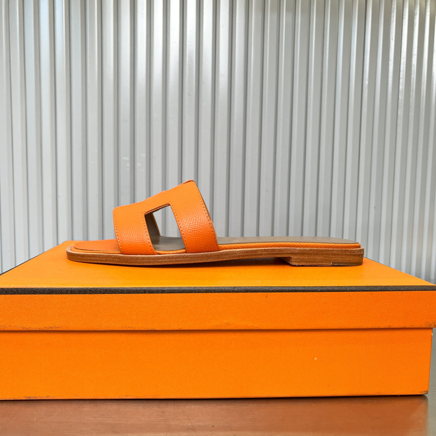 ua H**me5 oran sandal