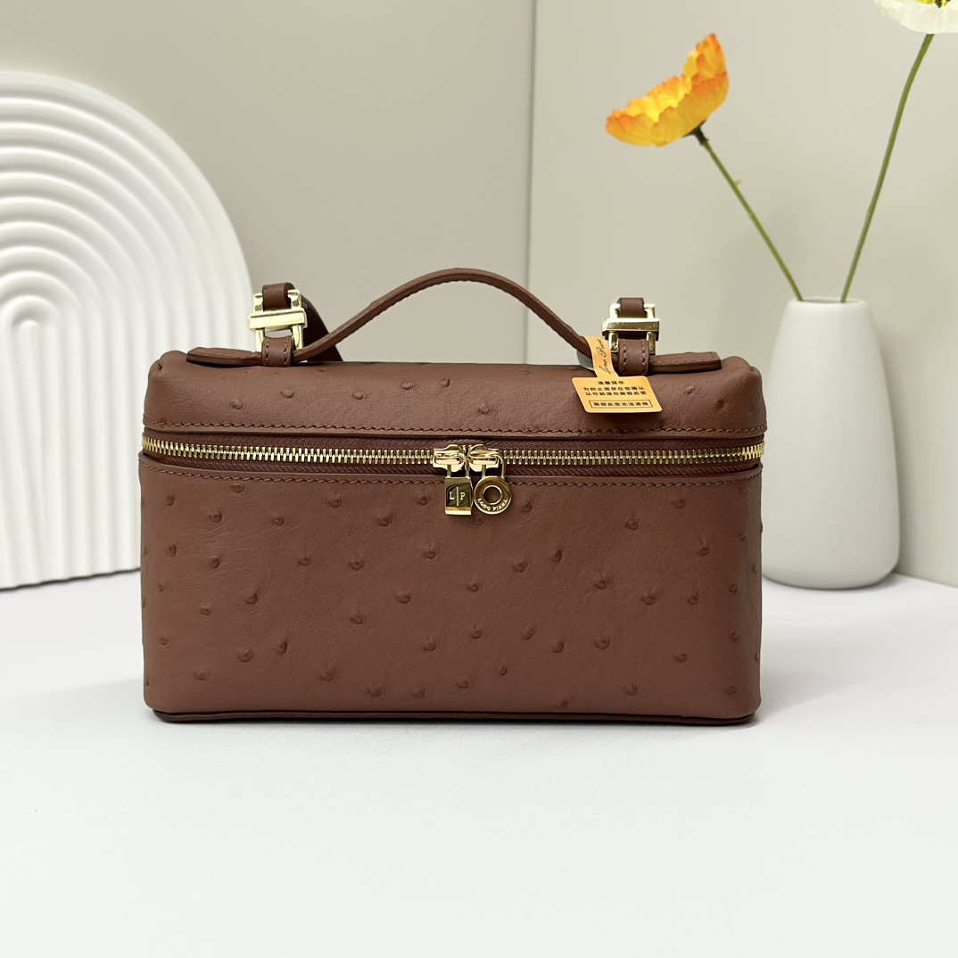 L**o p*ana extra pocket l19 ostrich-grained leather 11 x 19 x 6.5 cm