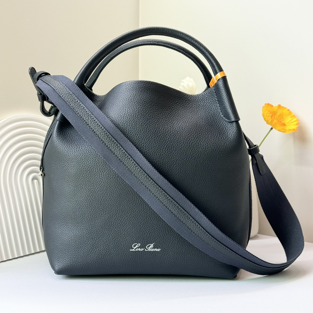 L**o p*ana large bale bag grained calfskin 24 x 20 x 27 cm