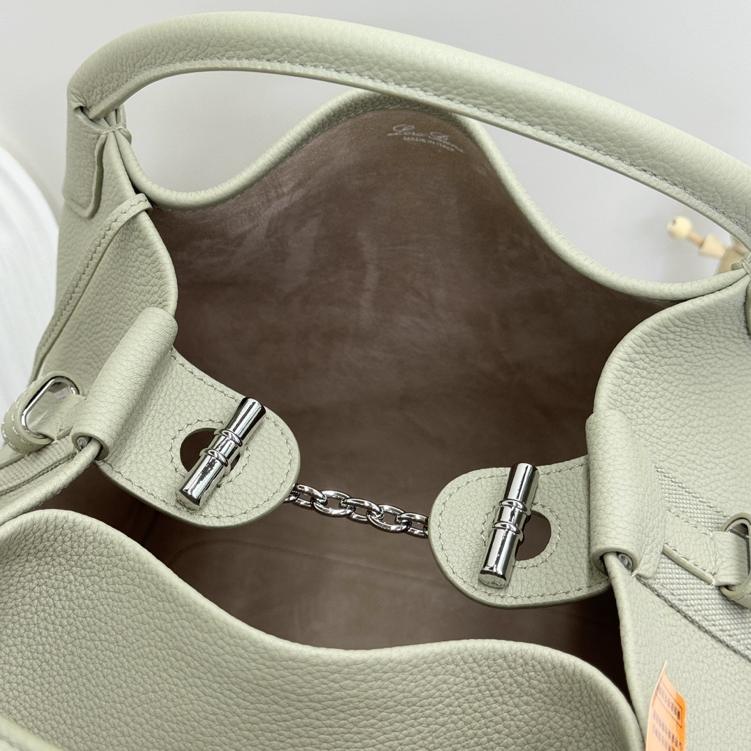 L**o p*ana large bale bag grained calfskin 24 x 20 x 27 cm