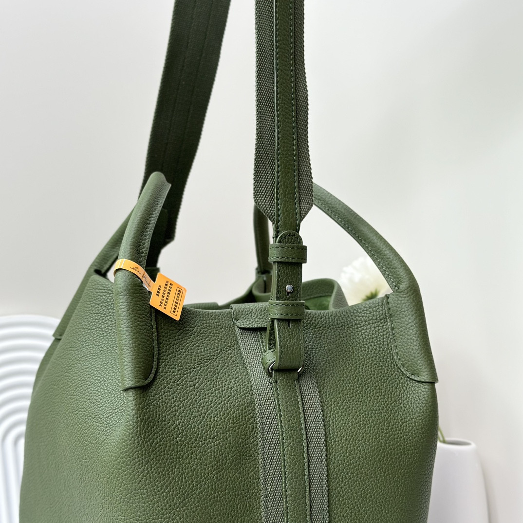 L**o p*ana large bale bag grained calfskin 24 x 20 x 27 cm