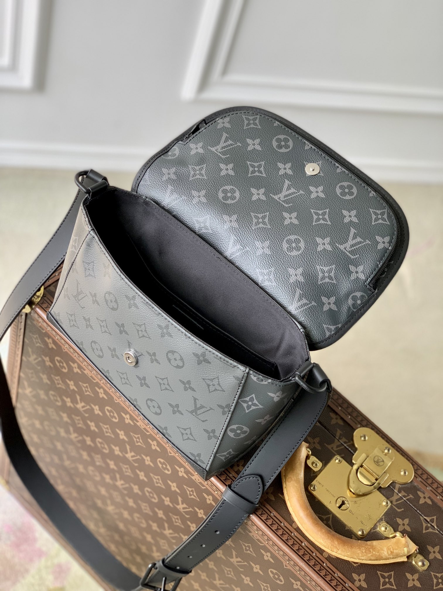 LV Pulse Messenger M12681  17 x 11 x 26.6 cm