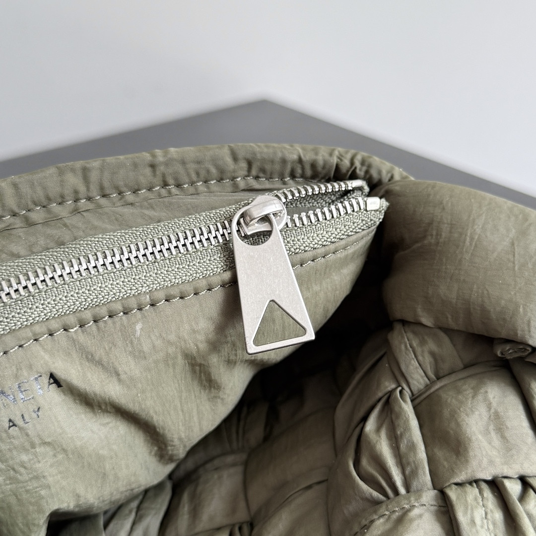 bo*te*ga Ve*ne*ta small rumple messenger 21x14x5cm