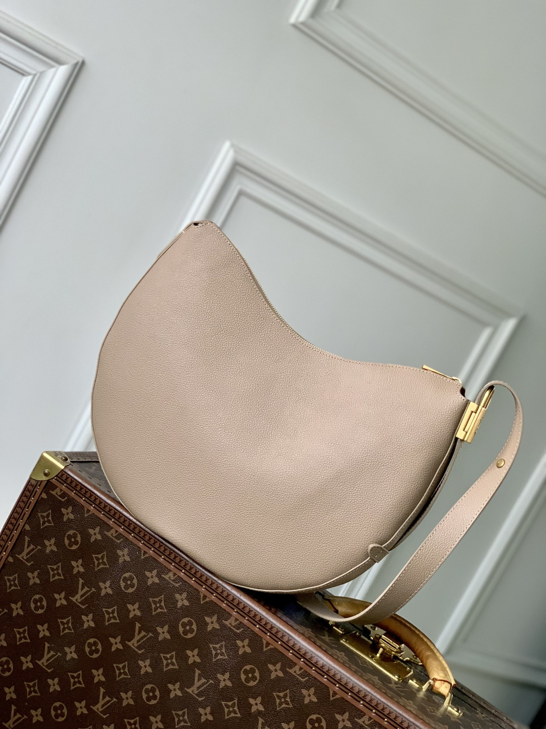 LV Low Key Cookie MM M14635 32x26x5cm