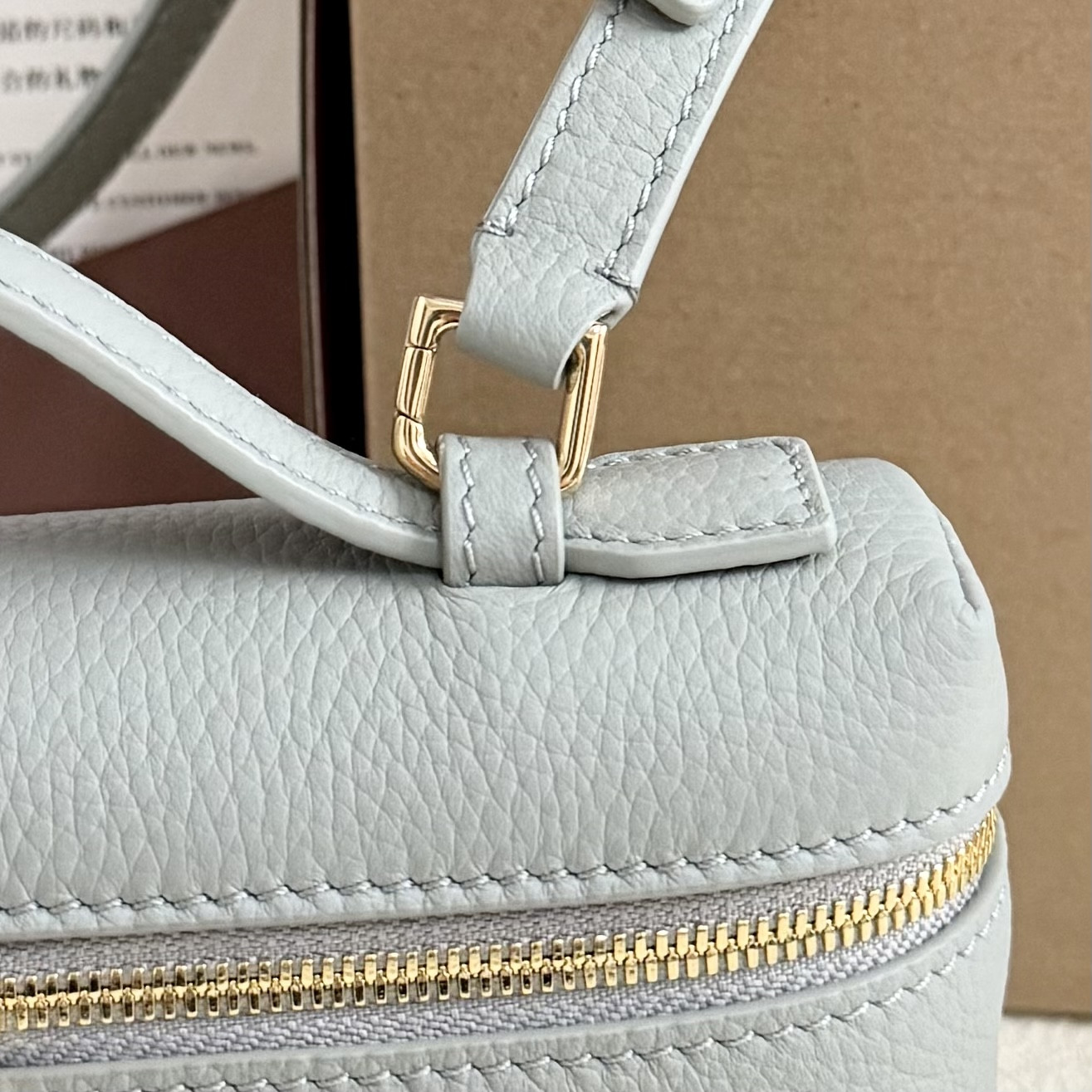 L**o p*ana extra pocket l19 grained calfskin 11 x 19 x 6.5 cm