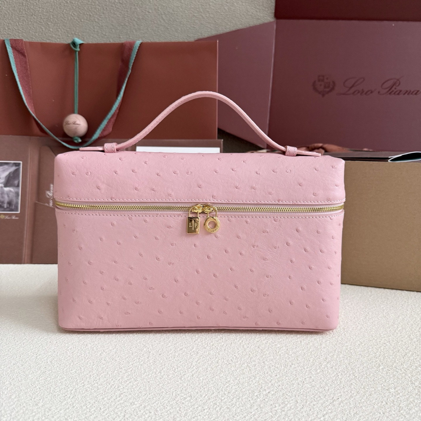 L**o p*ana extra pocket l27 ostrich-grained leather 16x27x10cm