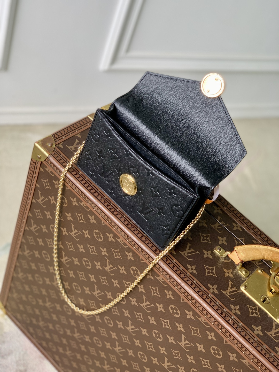 LV Wallet On Chain Rosy M13569 19.5x13.5x6.5cm