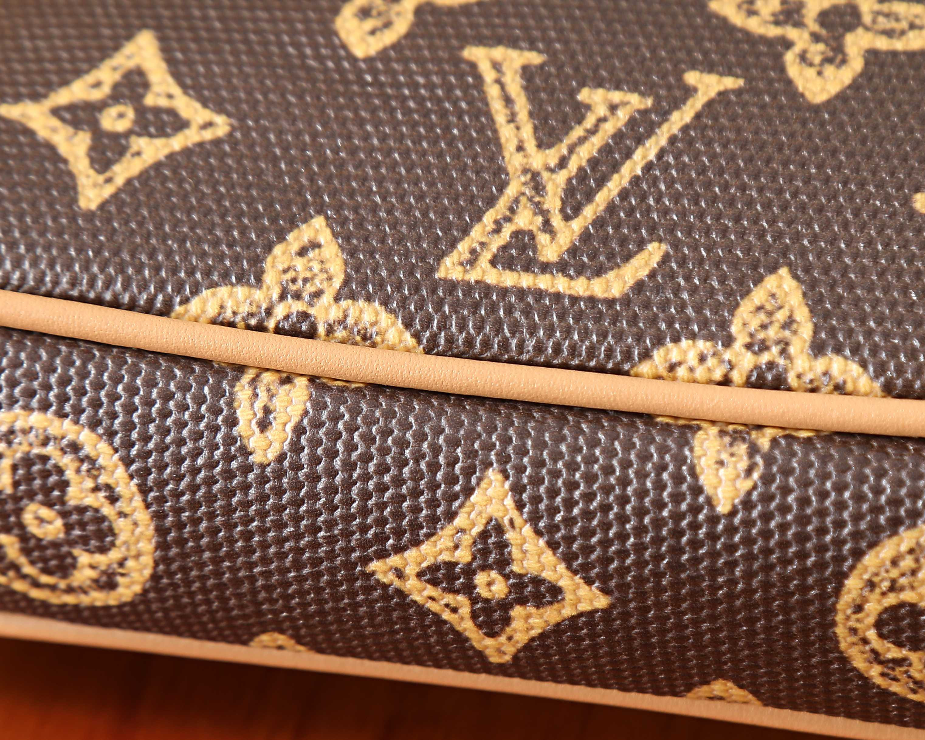 LV Pochette Accessoires M27718 23.5x13.5x4cm