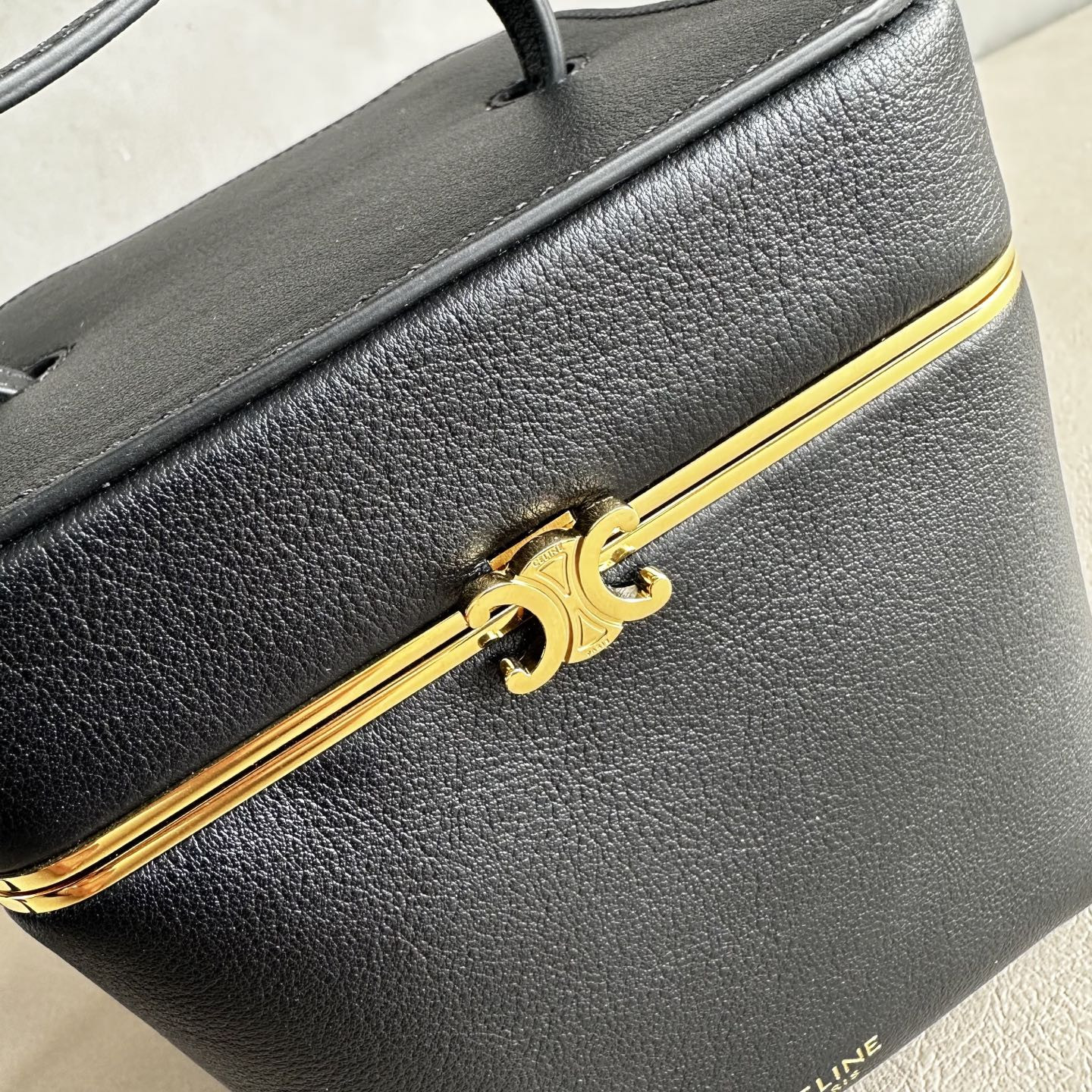 ce**e small triomphe frame in S*pple calfskin 12.5x12.5x12.5cm
