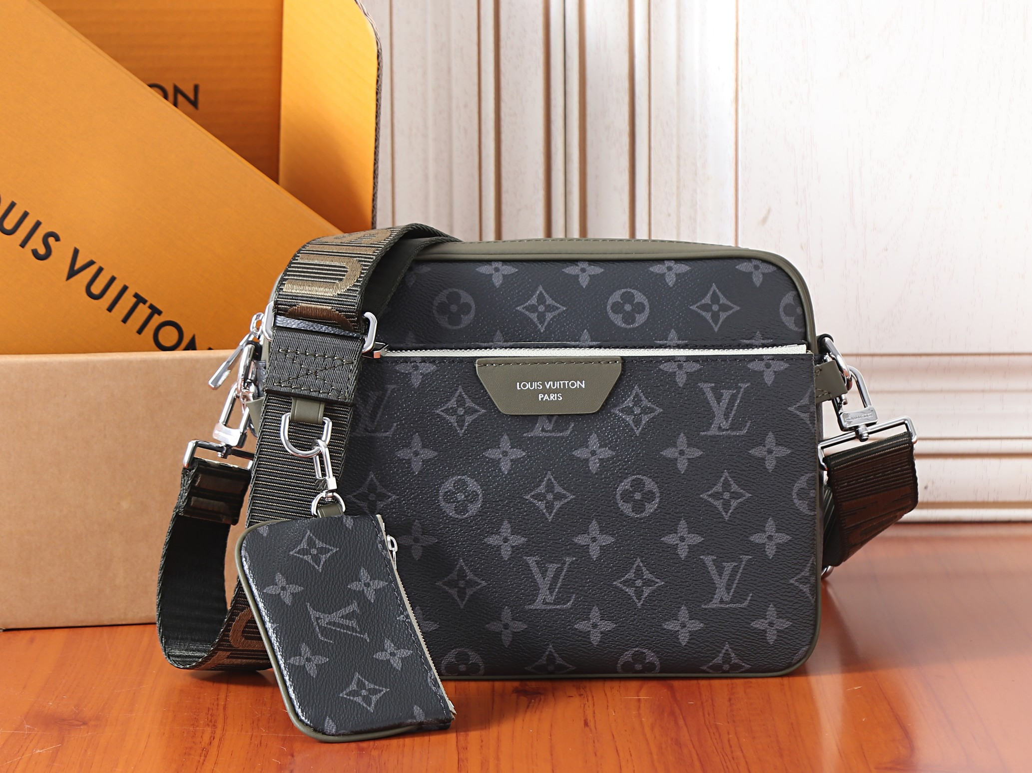 LV Trio Messenger Bag M28628 25x18.5x7cm