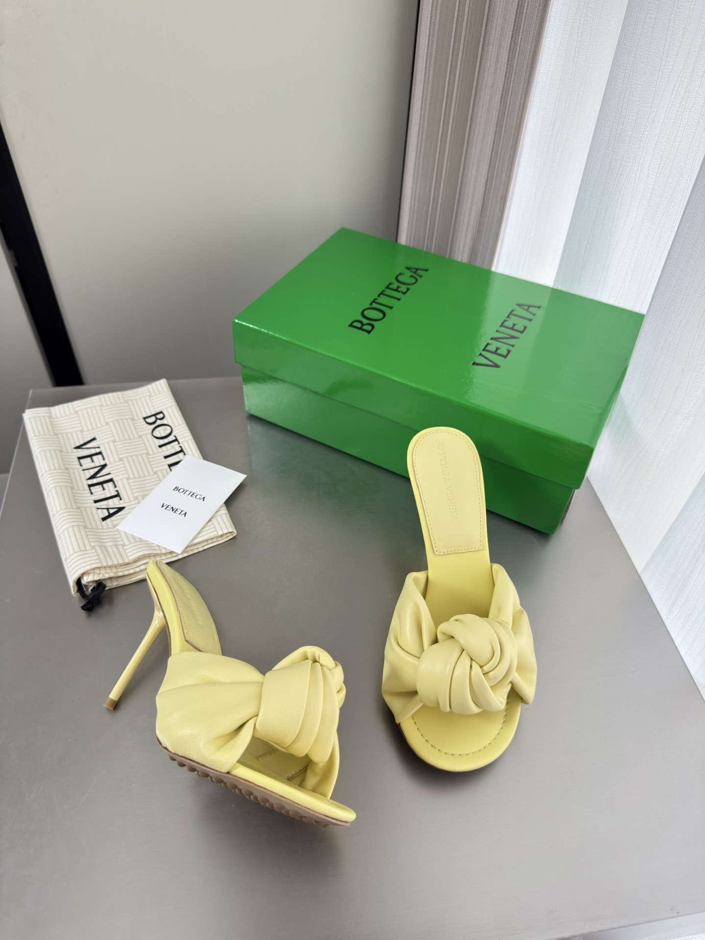ua bo*te*ga Ve*ne*ta cherry mule 9cm heel